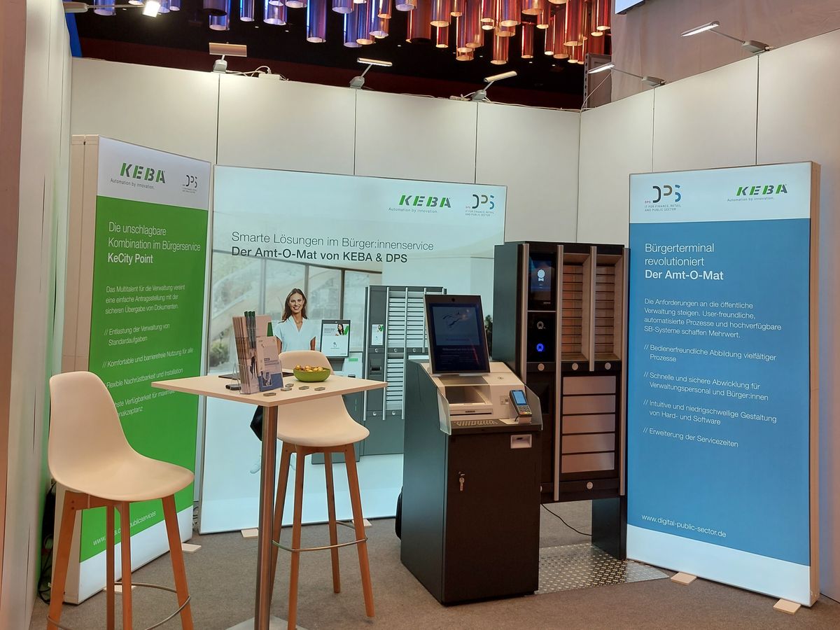 Messestand mit Ausstellungsgeräten, Infotafeln und einer Sitzecke