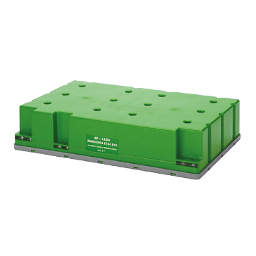 Grüner Energiespeicher mit mehreren Schraubenlöchern und Etikett
