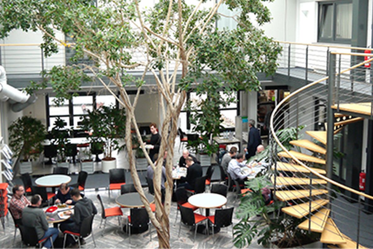 Die helle und einladende Kantine bei KEBA in Lahnau bietet viel Platz für entspannte Pausen und gemeinsames Mittagessen in angenehmer Atmosphäre.
