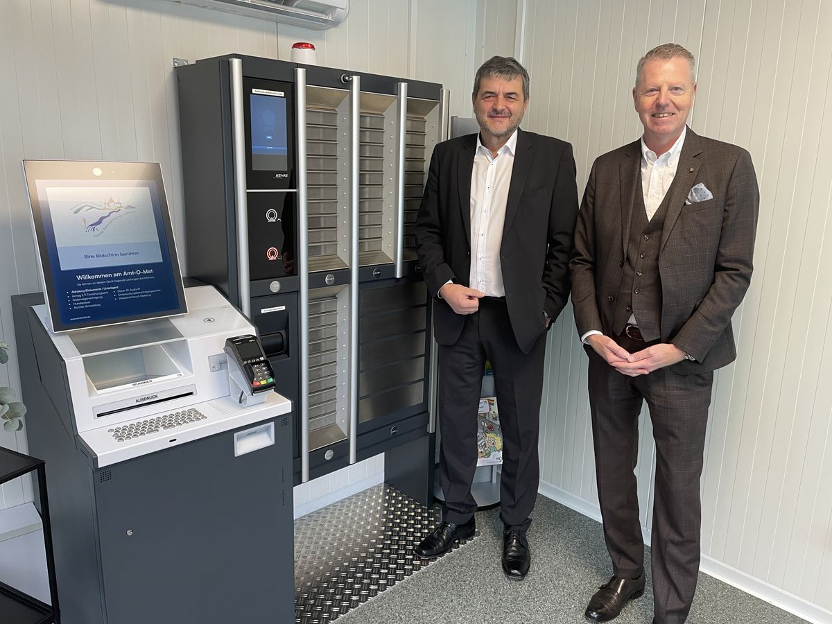 Zwei KEBA Mitarbeiter stehen vor dem SB-Terminal der KeCity Serie