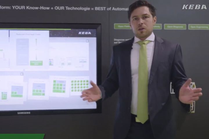 Eine Person erläutert industrielle Automatisierungs- und Monitoring-Lösungen vor mehreren Status- und Prozessanzeigen im Messe- oder Präsentationsumfeld. 