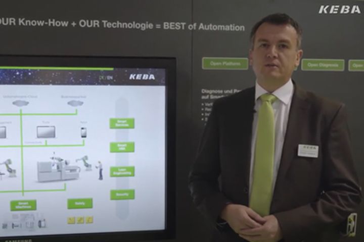 Eine Person erläutert industrielle Automatisierungs- und Monitoring-Lösungen vor mehreren Status- und Prozessanzeigen im Messe- oder Präsentationsumfeld.