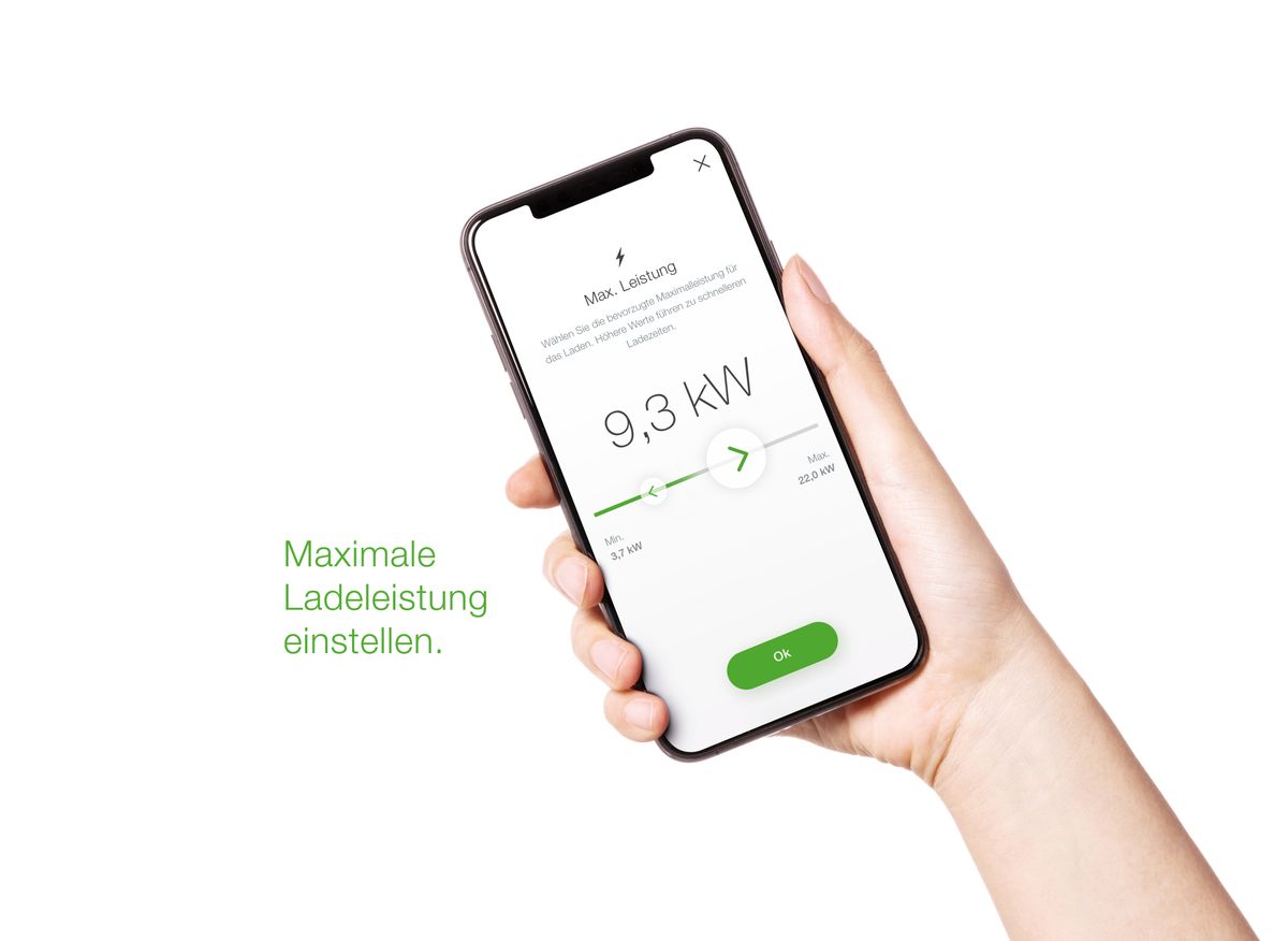 Smartphone mit der KEBA eMobility App, das die maximale Ladeleistung einstellt.