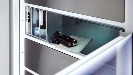 Mehrere Autos auf einem Parkplatz sind aus der Vogelperspektive dargestellt.