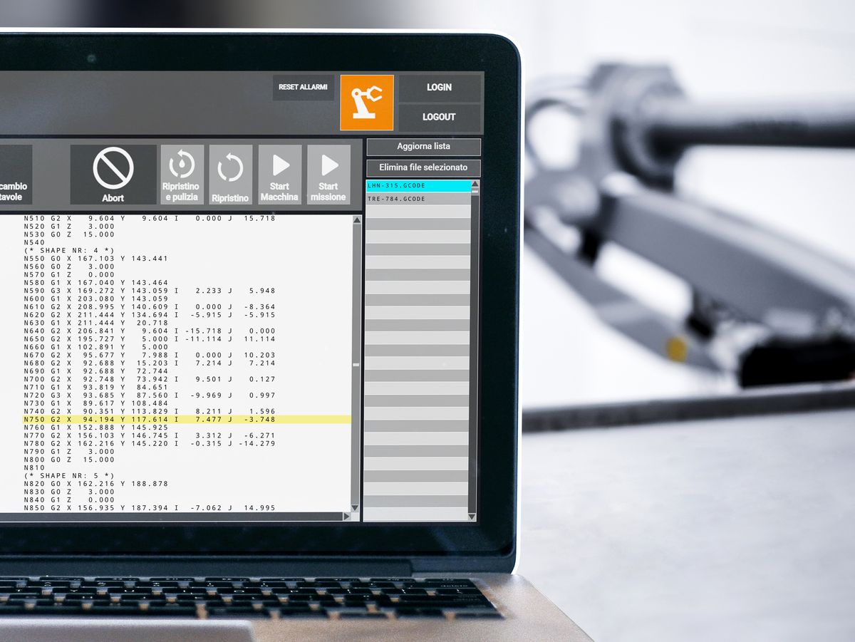 Bildschirm eines Laptops mit geöffneter CNC- oder Robotersteuerungssoftware. Sichtbar sind G-Code-Befehle und Steuerungsoptionen – Symbol für digitale Maschinensteuerung, Prozessüberwachung und präzise Automatisierung.