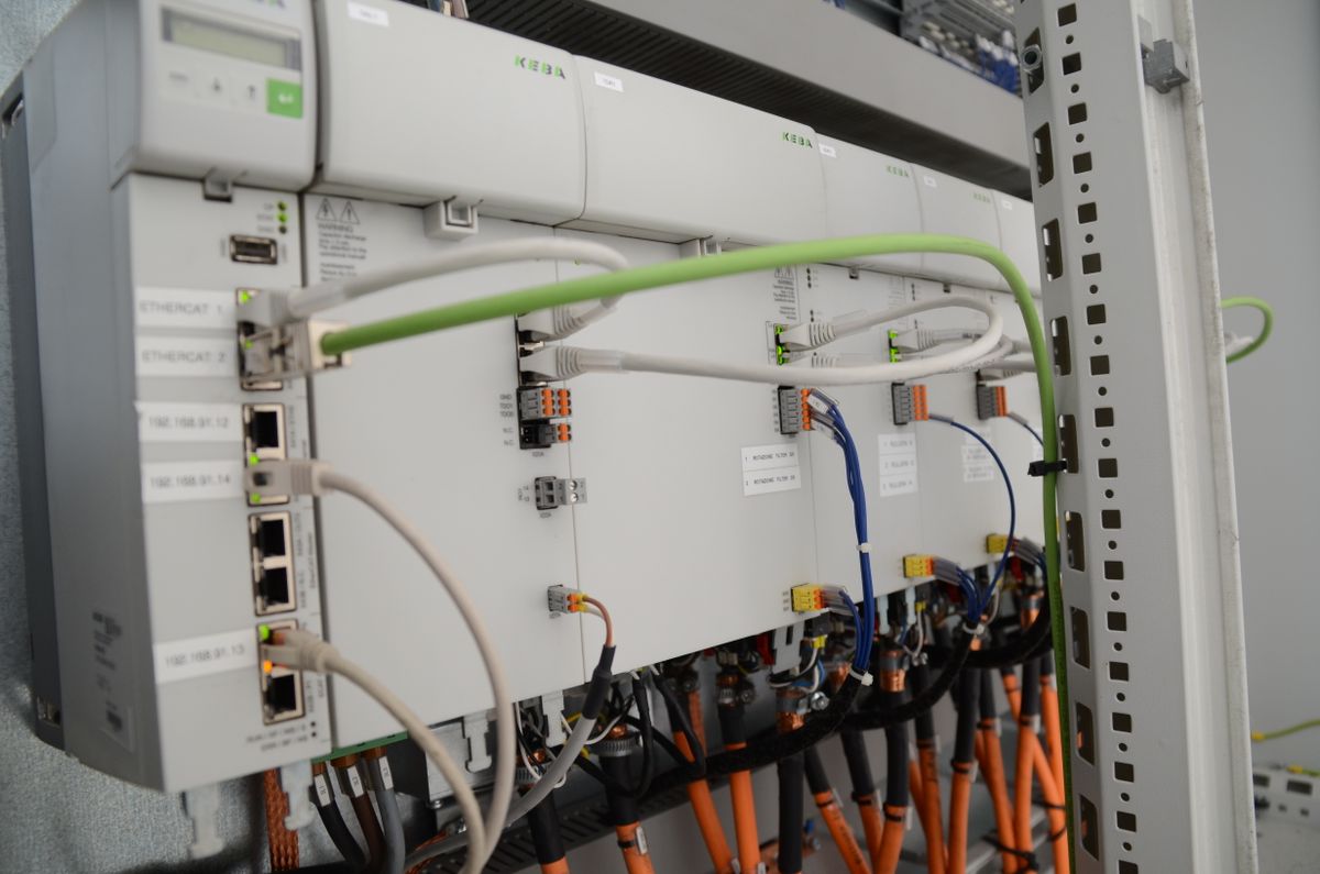 Flexibility of the system architecture: With KEBA, drives can be distributed across multiple control cabinets located along the line. This allows META to optimize space requirements, cabling, and costs.