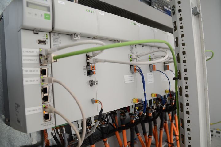Flexibility of the system architecture: With KEBA, drives can be distributed across multiple control cabinets located along the line. This allows META to optimize space requirements, cabling, and costs.
