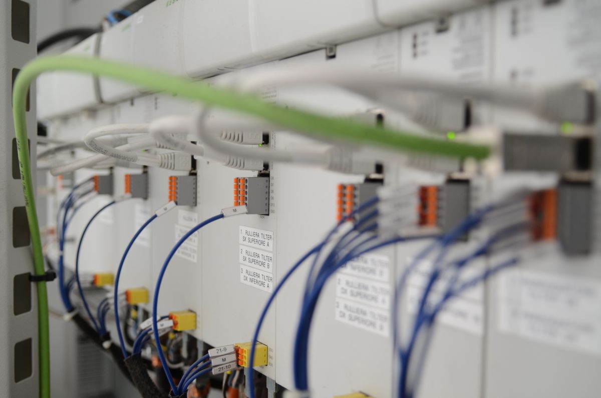 KeDrive D3: a modular system that, thanks to its 3-axis drive module, drastically reduces the number of physical components and the space required in control cabinets.