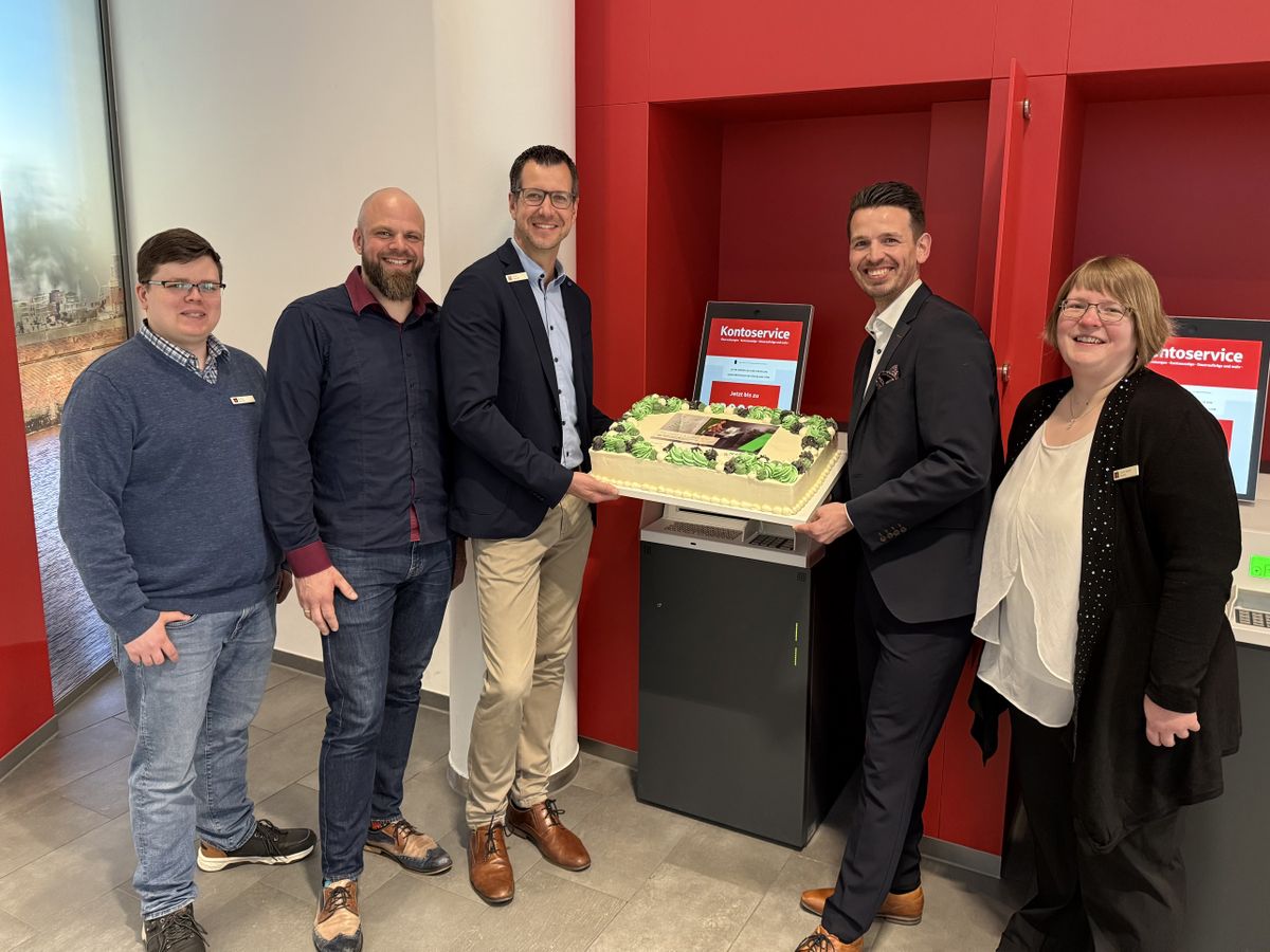 Übergabe der Torte von KEBAs Vertriebsmitarbeiter Niklas Bibo