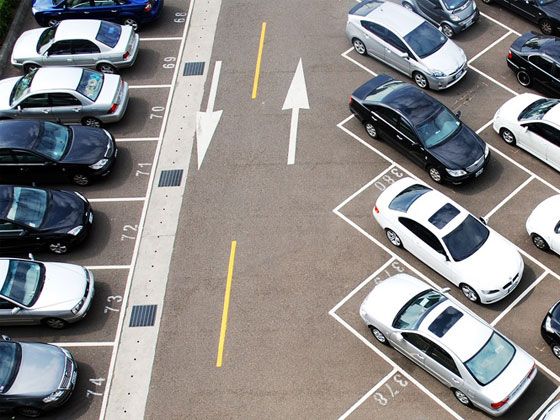 Mehrere Autos auf einem Parkplatz sind aus der Vogelperspektive dargestellt.
