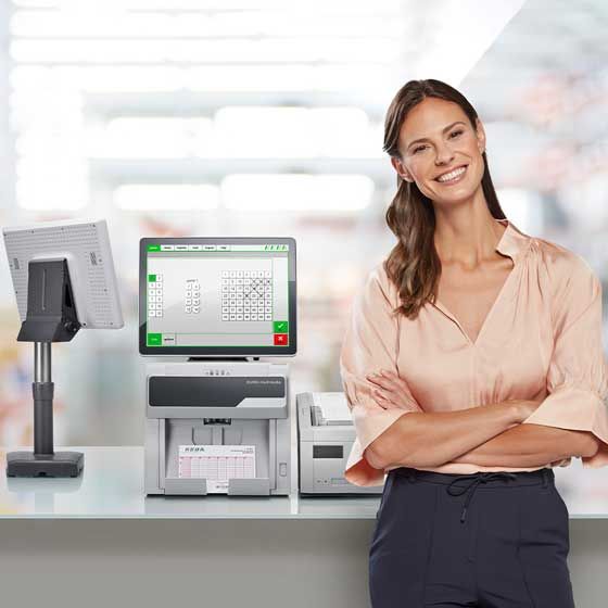 Femeie care se sprijină în fața unui terminal de loterie.