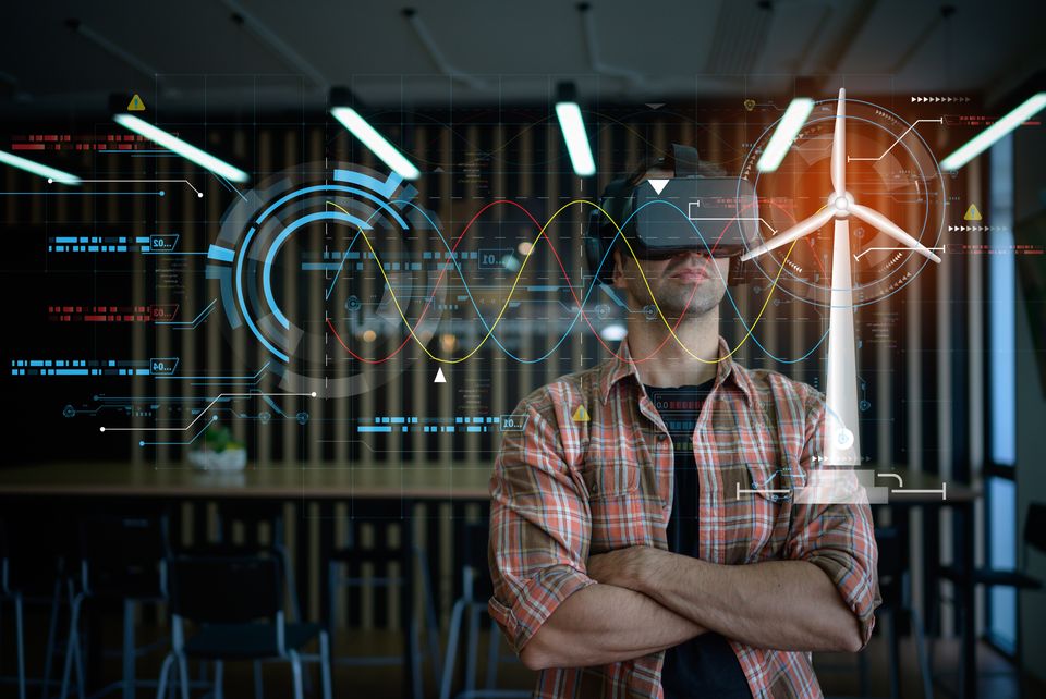 Auf dem Bild ist eine Windturbine zu sehen und eine Person, die eine VR-Brille trägt.