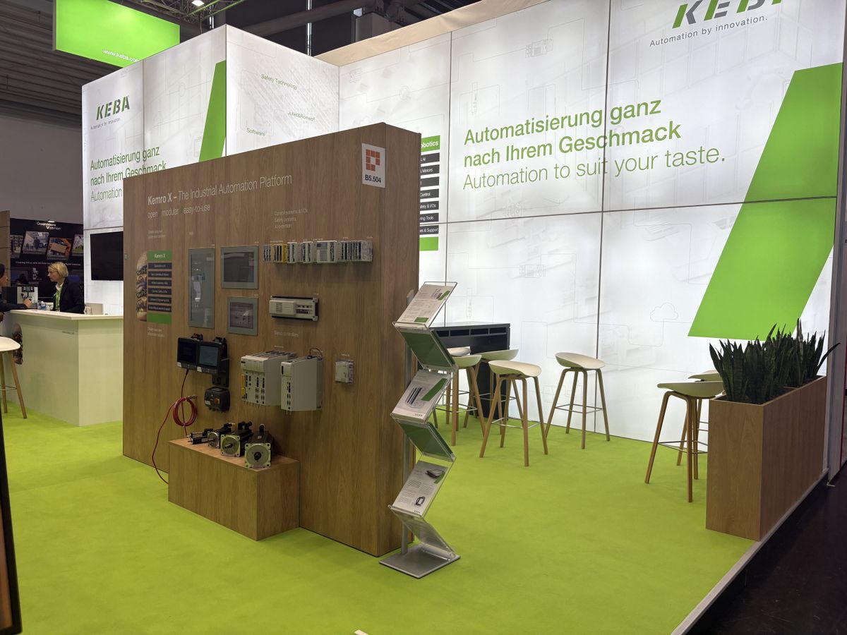 Messestand von KEBA mit Automatisierungskomponenten und dem Slogan „Automatisierung ganz nach Ihrem Geschmack“.