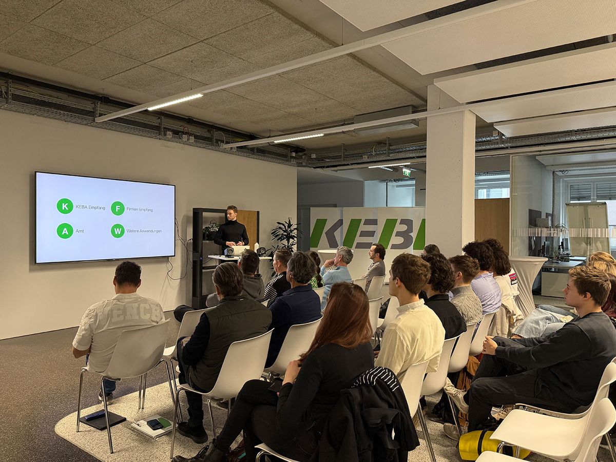 In a modern presentation room at KEBA, an interested audience is listening to a lecture on digital applications – an inspiring moment of knowledge exchange and technological dialogue.