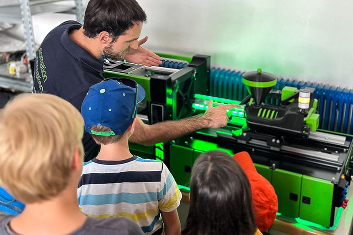 KEBA Ferienbetreuung - Modell einer Spritzgussmaschine zum Angreifen