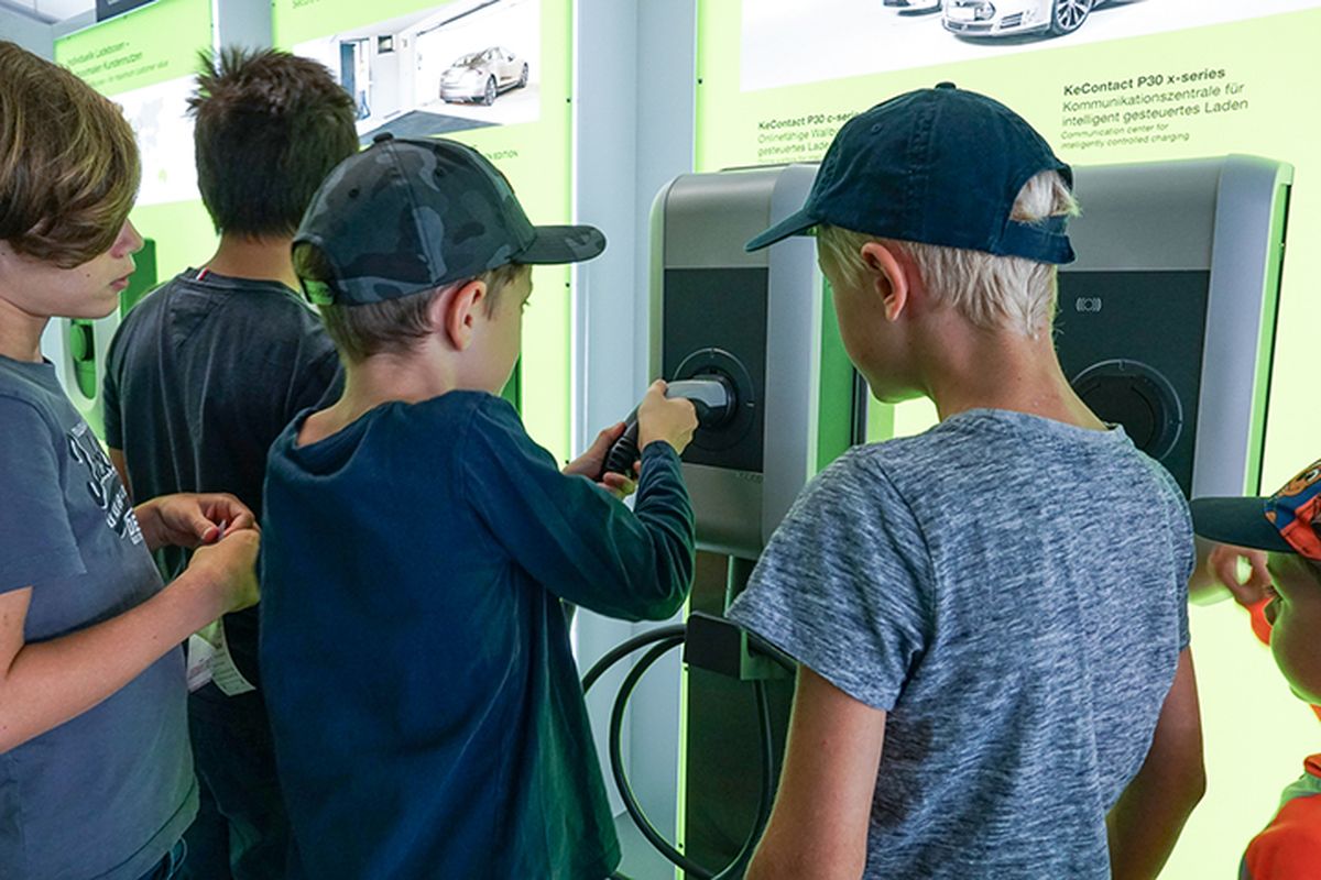 KEBA Ferienbetreuung - Testen einer Wallbox für E-Autos