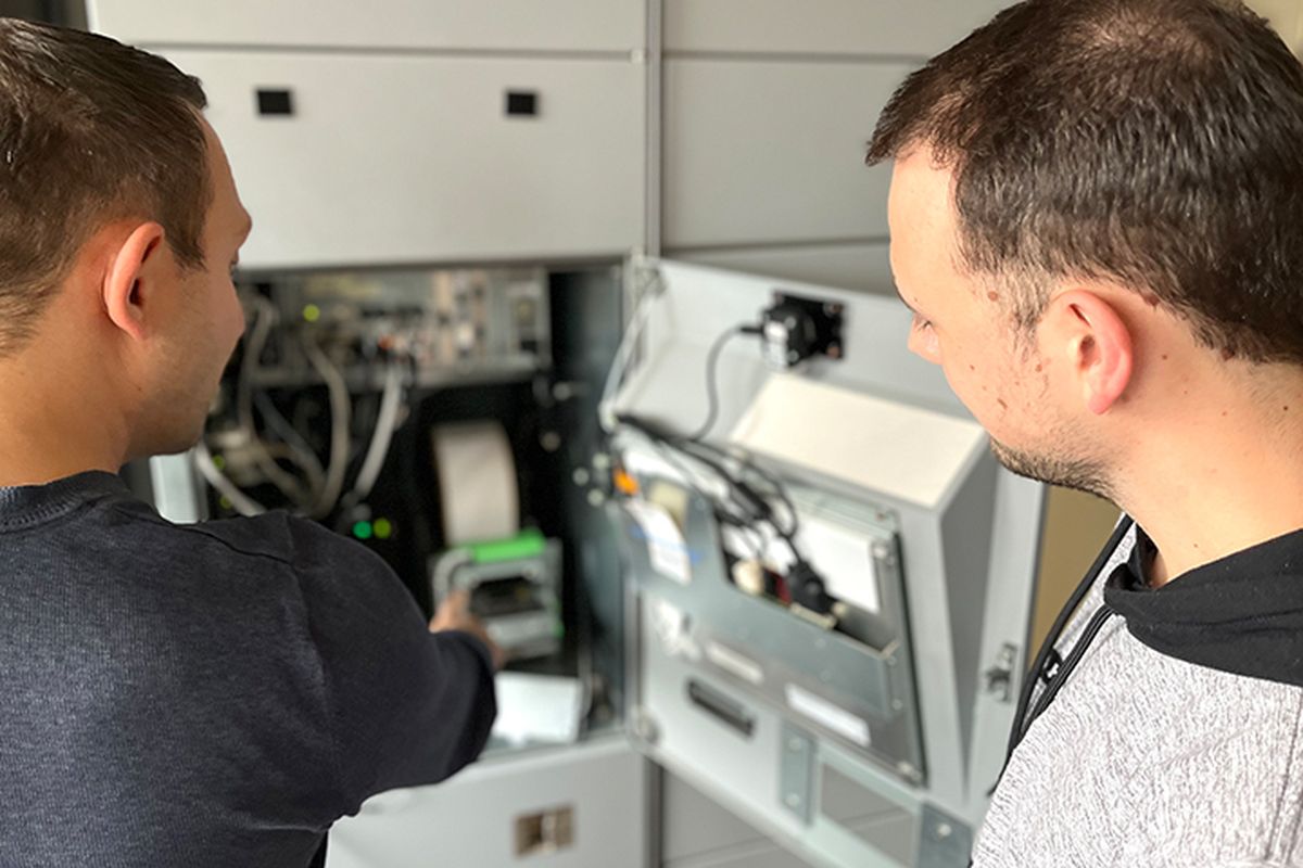 Lehre Applikationsentwicklung – Coding, bei der Arbeit mit der Hardware