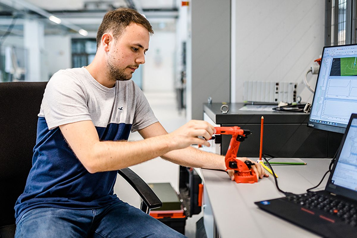 Lehre Applikationsentwicklung – Coding, beim Simulieren