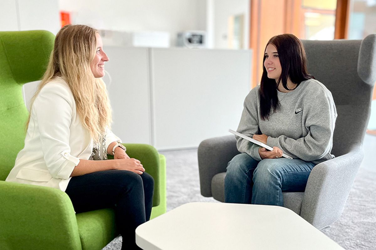 KEBA Lehrlingsverantwortliche Daniela Drasl (li) mit Lehrling