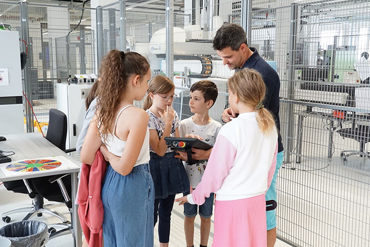 KEBA Ferienbetreuung - Bedienen eines Roboters kennenlernen