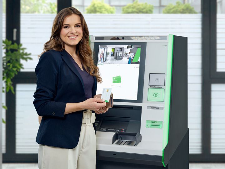 財布を手にした女性がKEBA Cash Recyclerの前に立っている