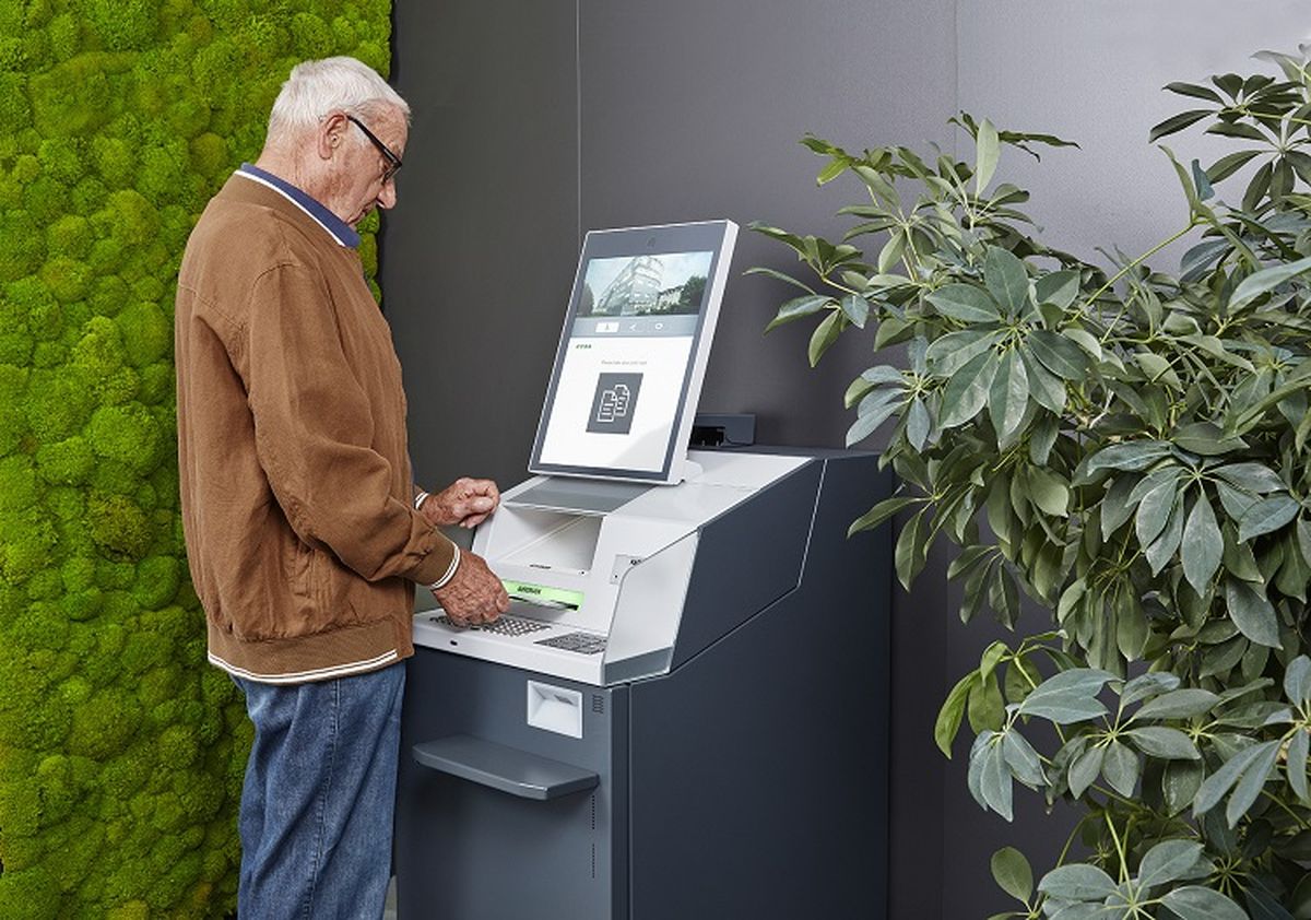 Älterer Herr am KePlus D10, KEBAs Digital- und Kommunikationsterminal