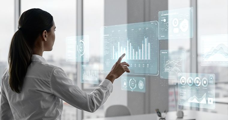 Frau analysiert digitale Daten auf transparenten Displays