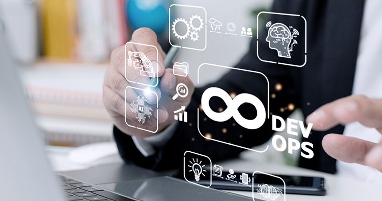 Person arbeitet digital mit DevOps-Symbolen