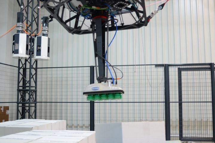 How a wirelessly operated cable robot moves objects at Red Cable | KEBA