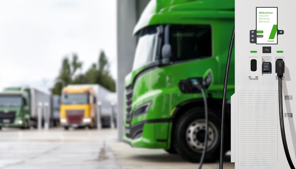 Stazione di ricarica KEBA KeContact DCS10 Satellite davanti a un camion elettrico in fase di ricarica.