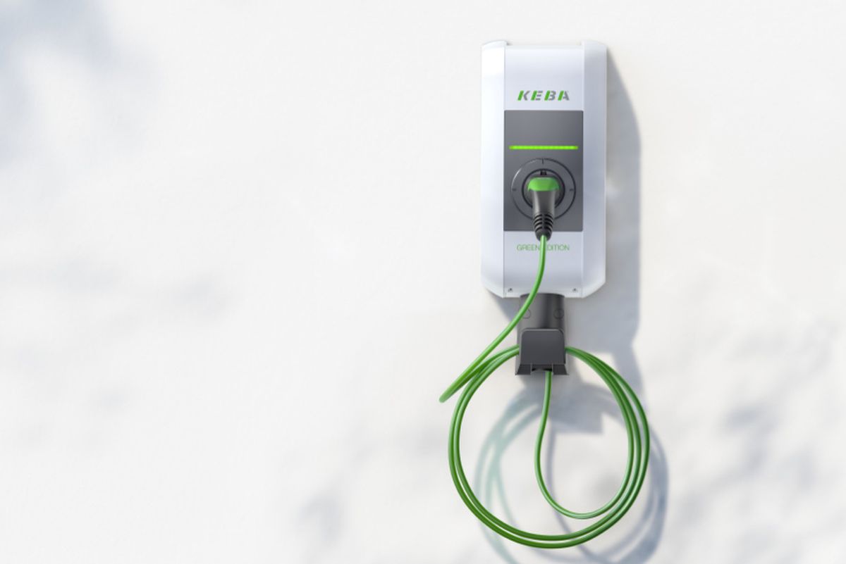 Photographie du KeContact P30 GREEN EDITION sur un mur blanc avec exposition à la lumière du soleil