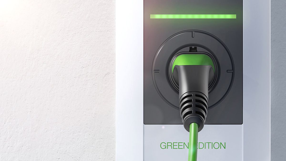 Gros plan sur la station de recharge P30 GREEN EDITION et en particulier sur le câble de recharge