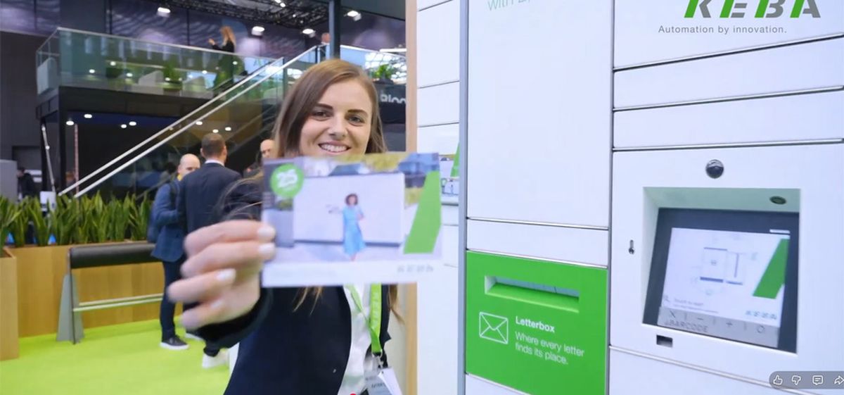 Ein Team von KEBA Mitarbeitenden mit grünen und weißen Luftballons auf der Parcel+Post Expo 2025.