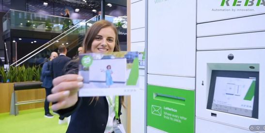 Ein Team von KEBA Mitarbeitenden mit grünen und weißen Luftballons auf der Parcel+Post Expo 2025.