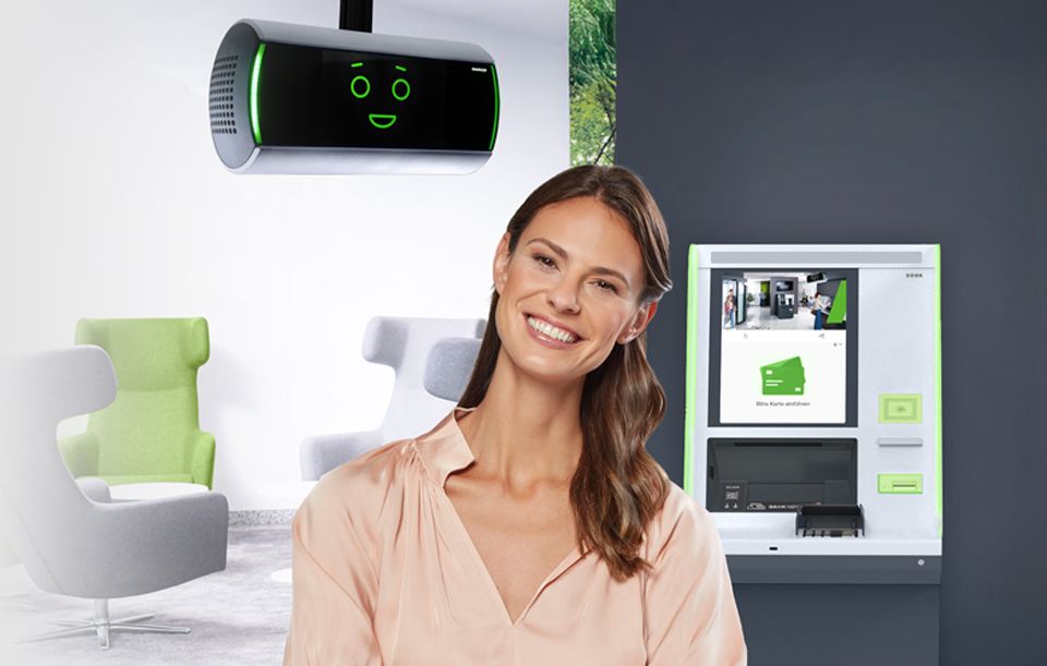 Woman with purse in her hand stands in front of a cash recycler from the evo series