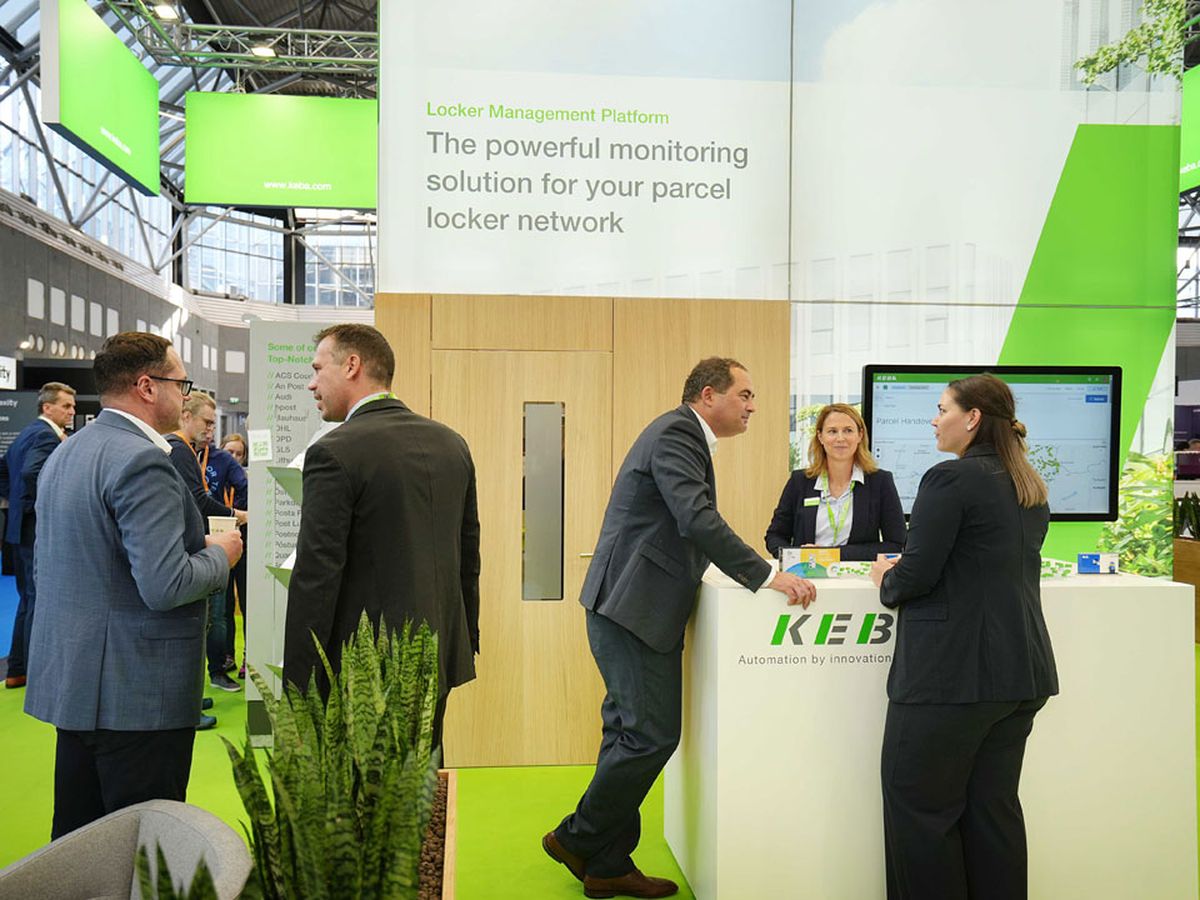 KEBAner:innen am Messestand