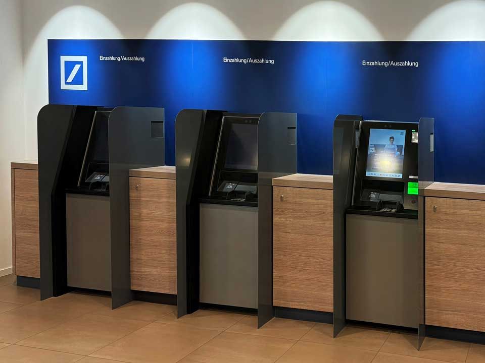 KEBA Geldautomaten in einer Filiale der Deutschen Bank in Darmstadt
