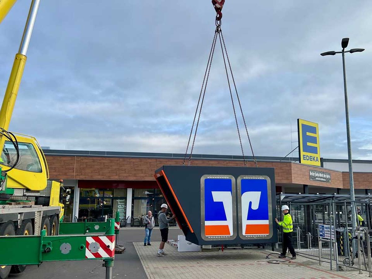 Anlieferung eines Pavillons, in dem anschließend ein KEBA Cash Recycler installiert wird.