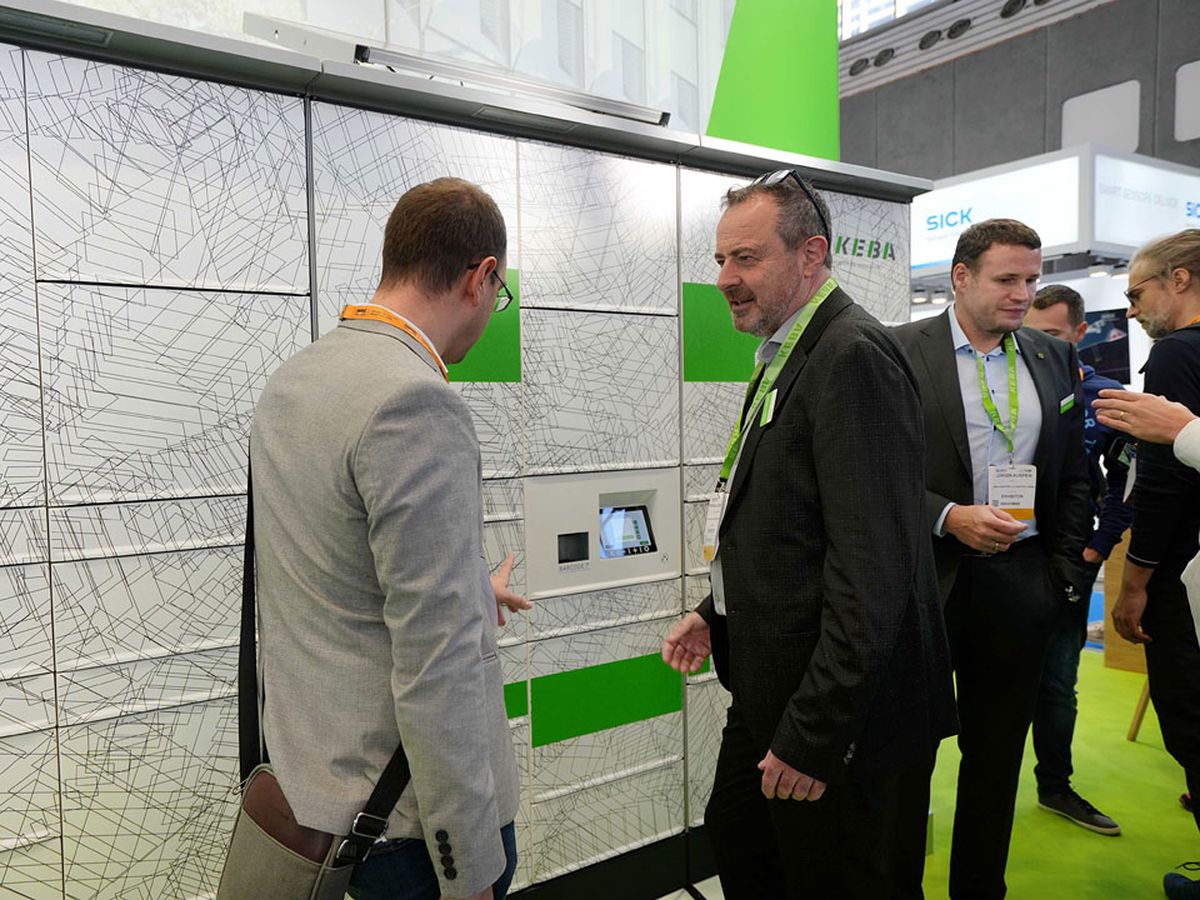 KEBAner:innen am Messestand