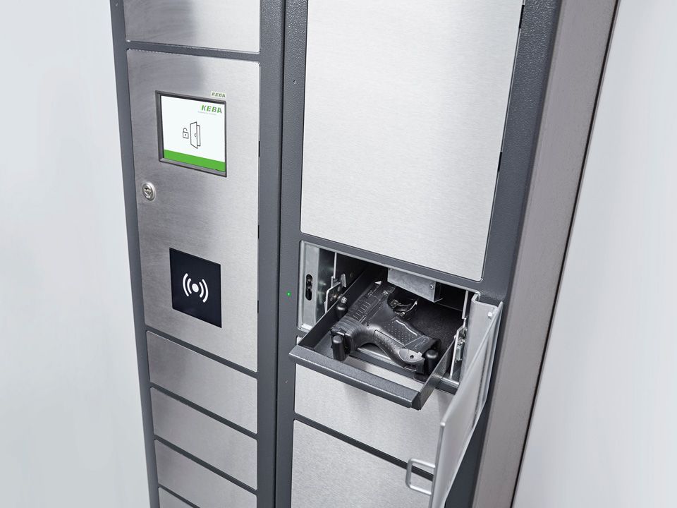 Elektronisches Schlüsselverwaltungsfach in dem eine Waffe eingelegt wird