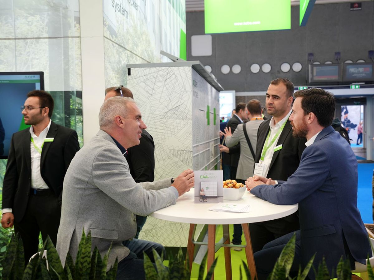 KEBAner:innen und Besucher:innen am Messestand