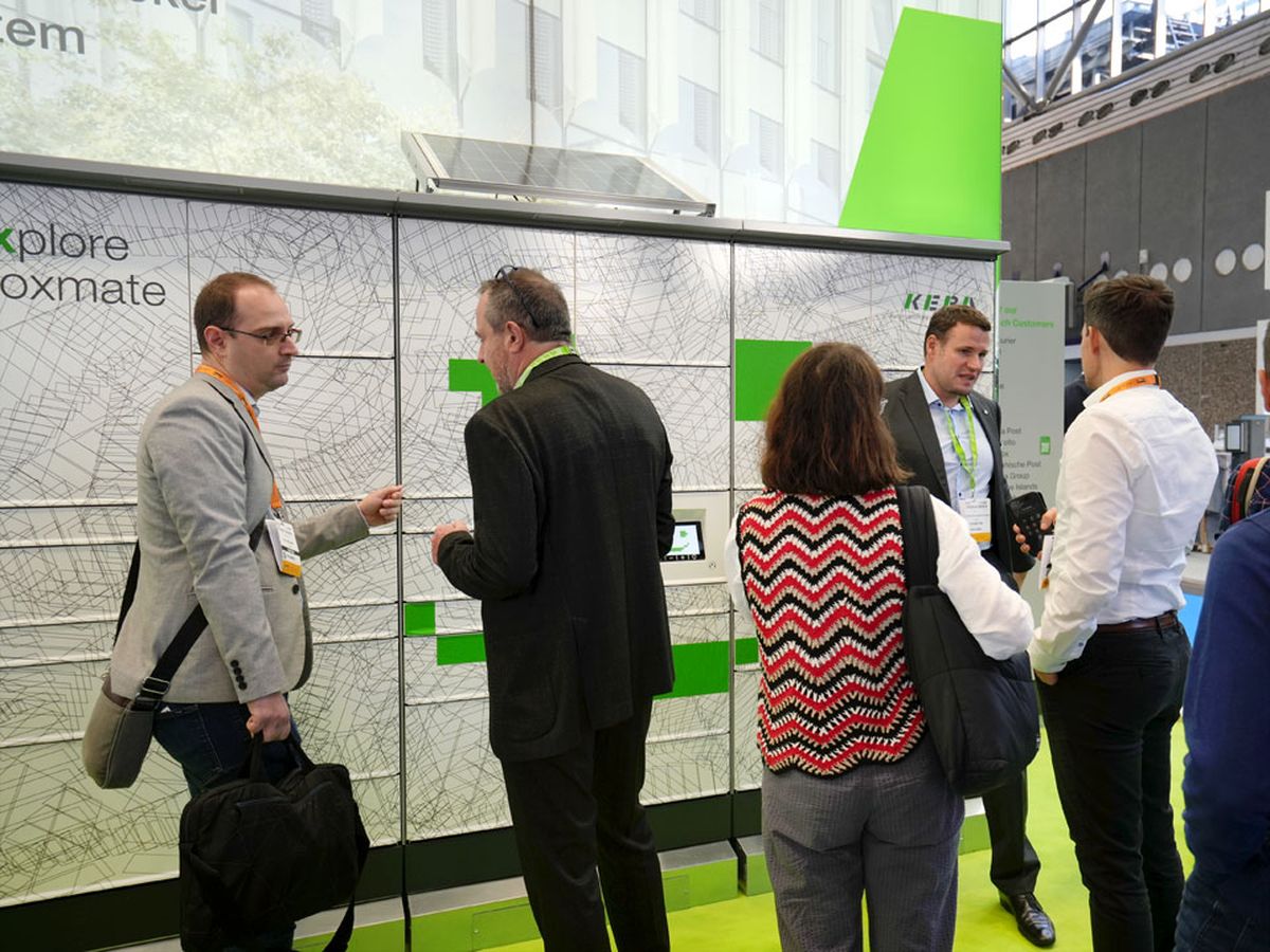 KEBAner:innen und Besucher:innen am Messestand