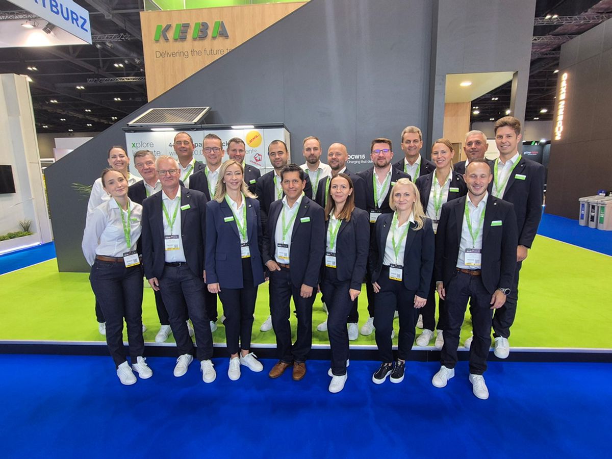 KEBA Mitarbeiter:innen am Messestand