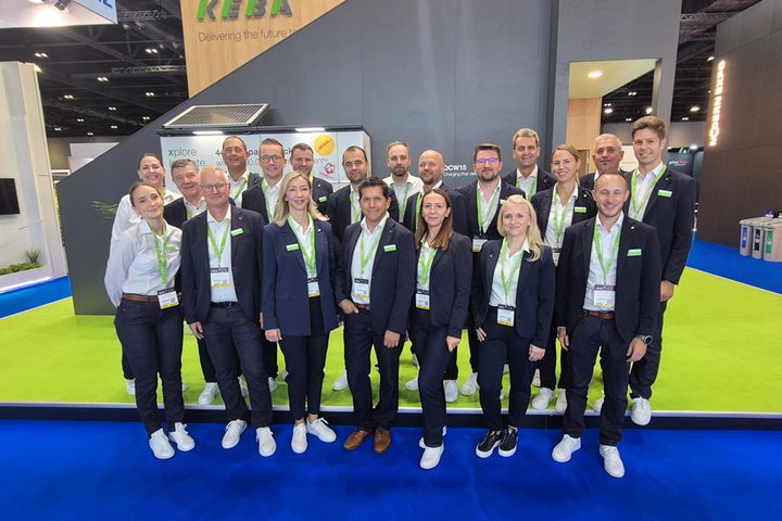 KEBA Mitarbeiter:innen am Messestand