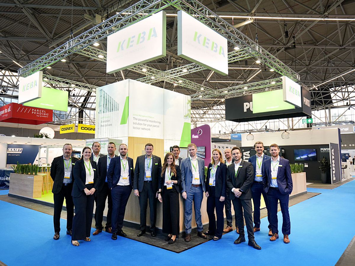 KEBAner:innen am Messestand