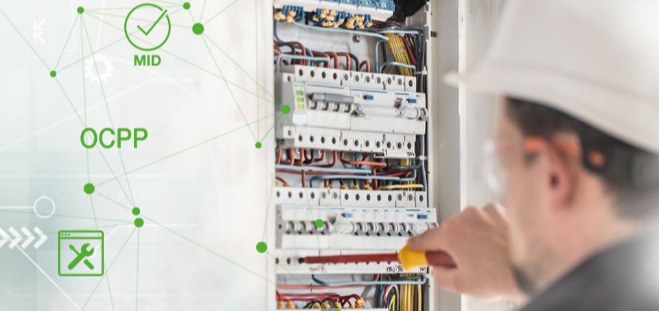 Elettricista installatore durante un’installazione elettrica con icone per OCPP, MID online