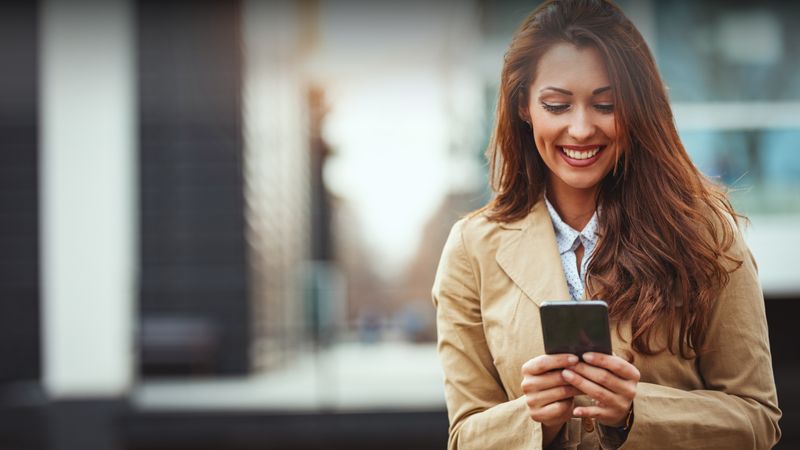 Digitales Empfehlungsmarketing - Frau checkt ihr Smartphone