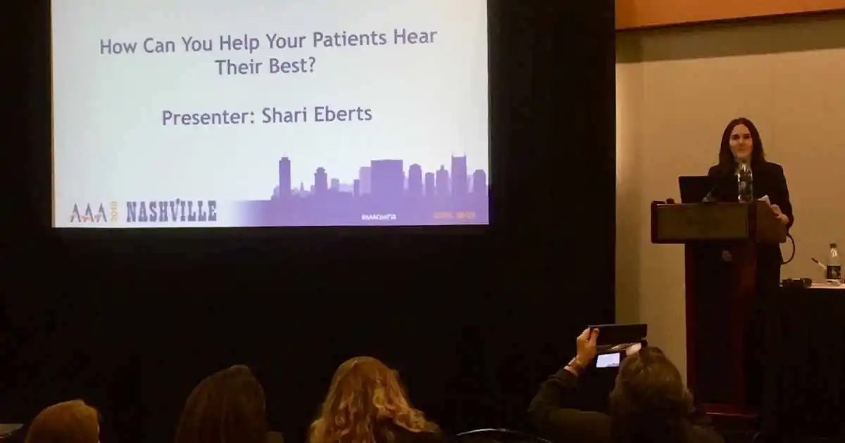 Hörgerät-Patient auf der Convention