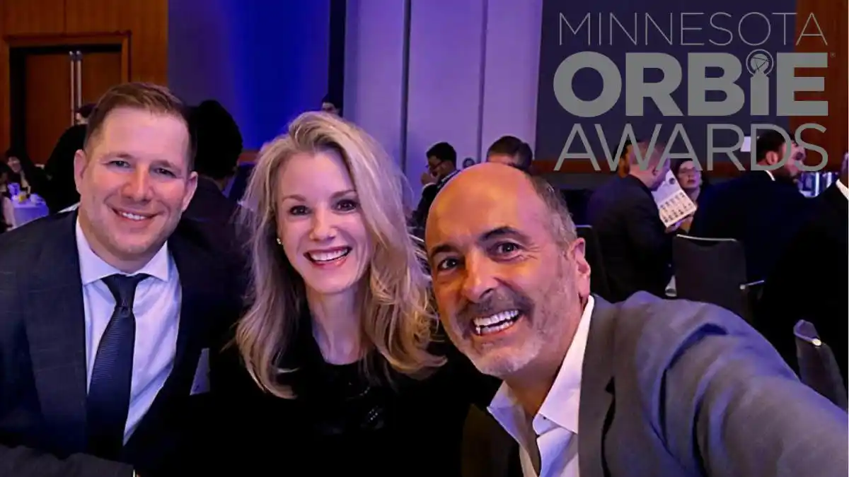 Eric Hanson mit Starkeys Chief People Officer und EVP of Culture Jessica Perez sowie CFO Kenny Landherr.