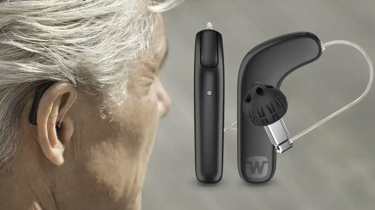 The L-shape of Widex SmartRIC elevates the two microphones on the top of the device while also orienting them in more of a horizontal position for better directional hearing and performance in noisy places.